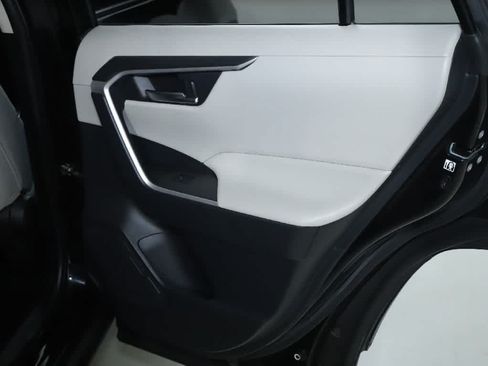 Used 2019 Toyota RAV4 XLE w/ Convenience Package FWD image 31
