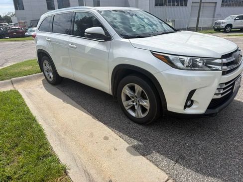 Used 2019 Toyota Highlander Limited AWD/4WD image 2