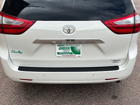 Used 2018 Toyota Sienna Limited Premium w/ Carpet Mat Package image 14