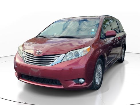 Used 2017 Toyota Sienna XLE image 3