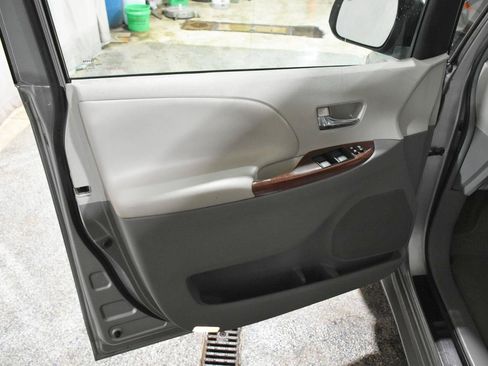 Used 2012 Toyota Sienna XLE FWD image 9