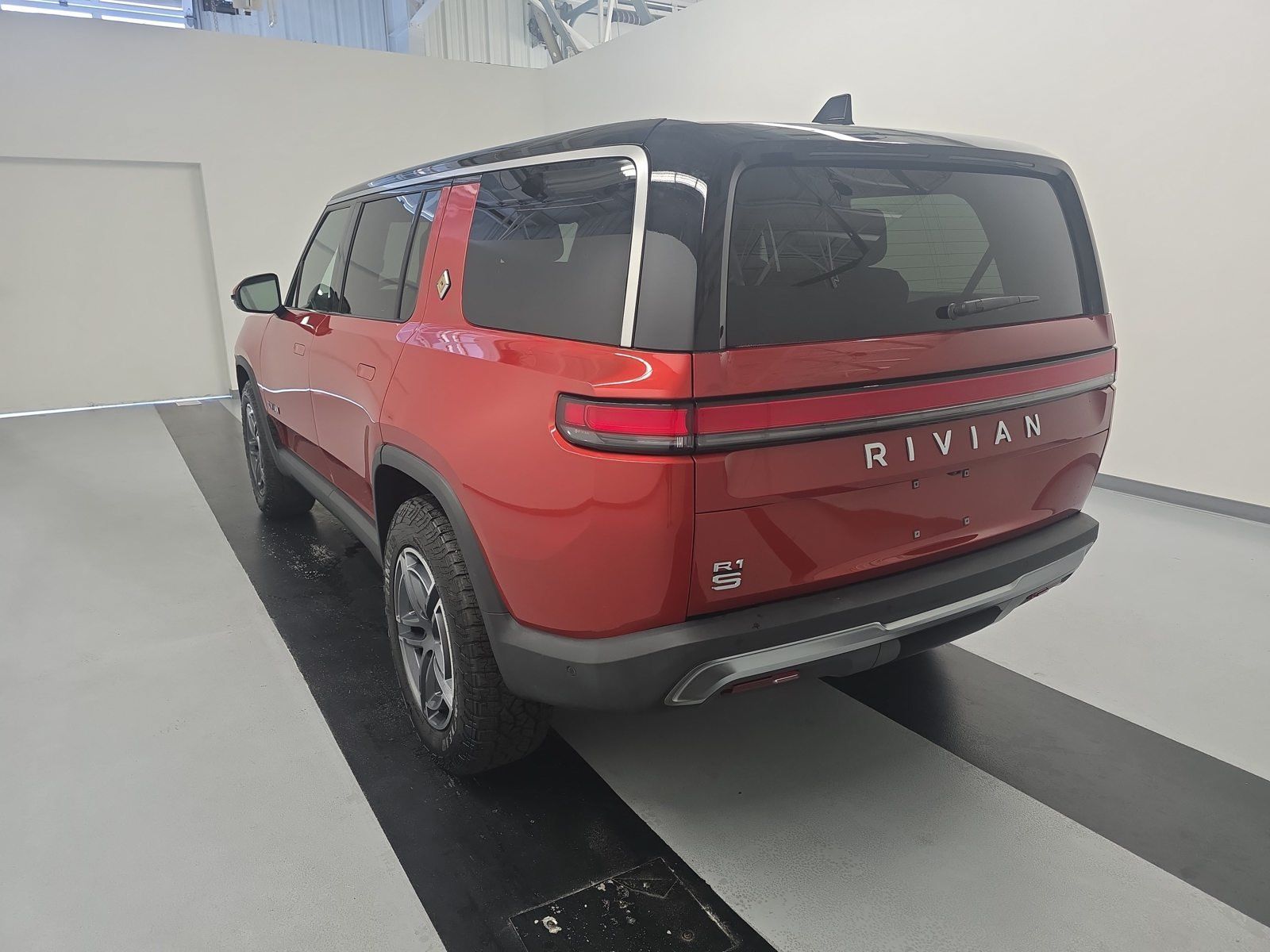 Used 2025 Rivian R1S Adventure Dual AWD/4WD image 3