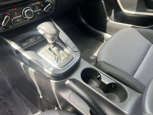Used 2025 Kia Soul LX w/ LX Technology Package FWD image 36