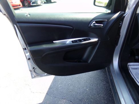 Used 2017 Dodge Journey SE w/ Flexible Seating Group image 12