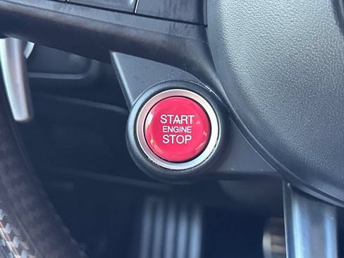 Used 2017 Alfa Romeo Giulia Quadrifoglio RWD image 21