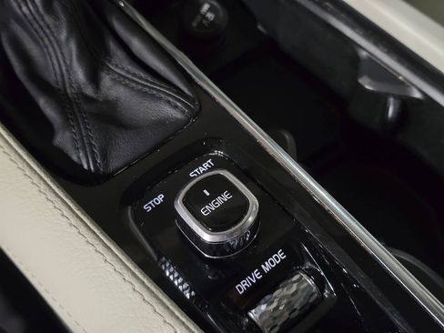 Used 2017 Volvo XC90 T6 Momentum w/ Vision Package image 29