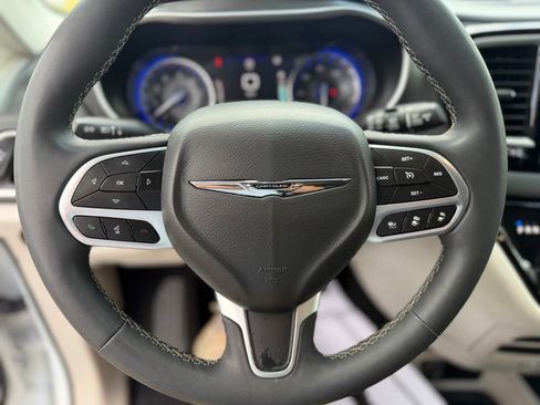 Used 2023 Chrysler Pacifica Touring-L FWD image 13
