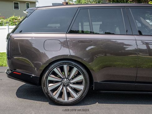 Used 2025 Land Rover Range Rover SV AWD/4WD image 10
