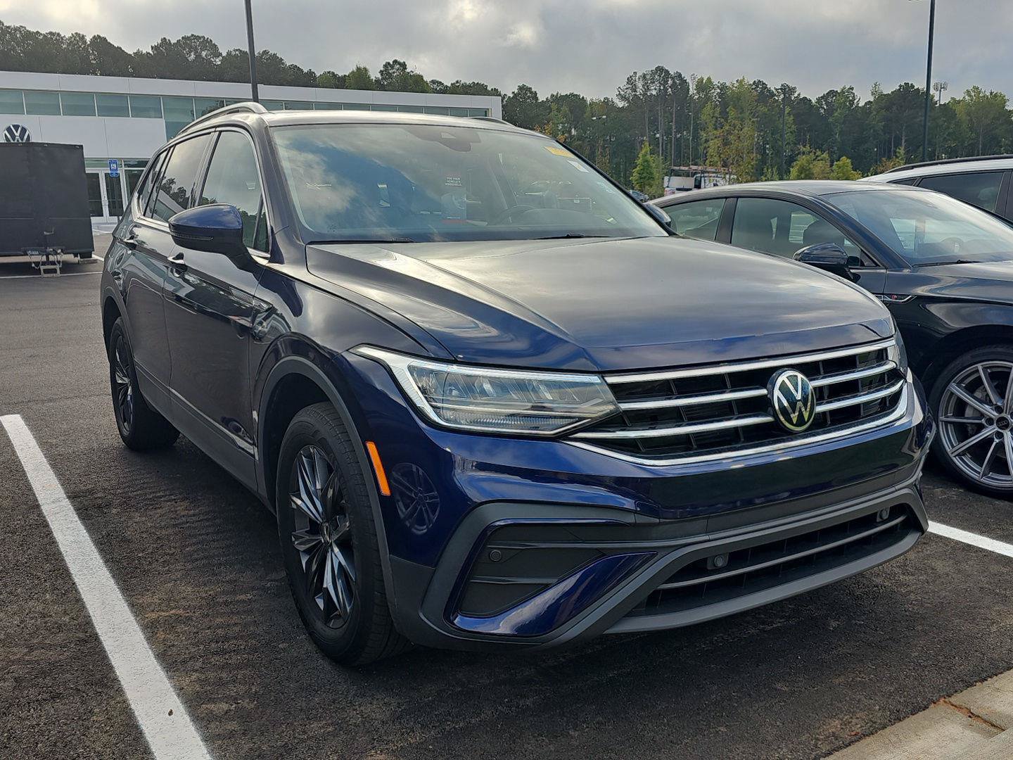 Used 2023 Volkswagen Tiguan SE w/ Panoramic Sunroof Package FWD image 3