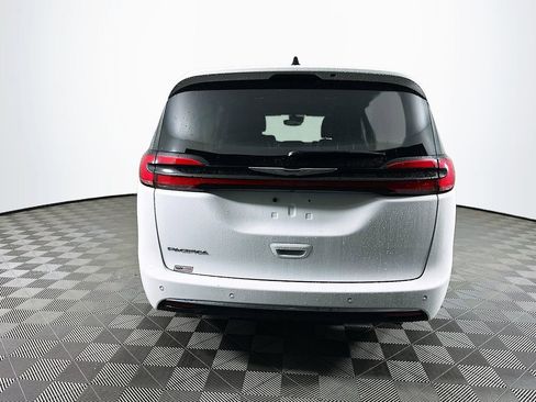 Certified 2024 Chrysler Pacifica Touring-L image 9