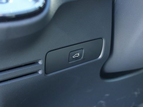 Used 2025 Volvo XC40 B5 Plus image 16