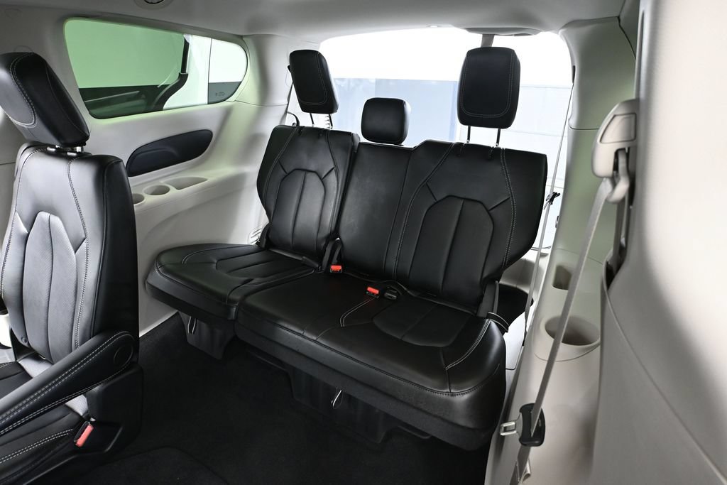 Used 2024 Chrysler Pacifica Touring-L FWD image 30