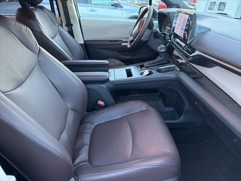 Certified 2023 Toyota Sienna Platinum image 13