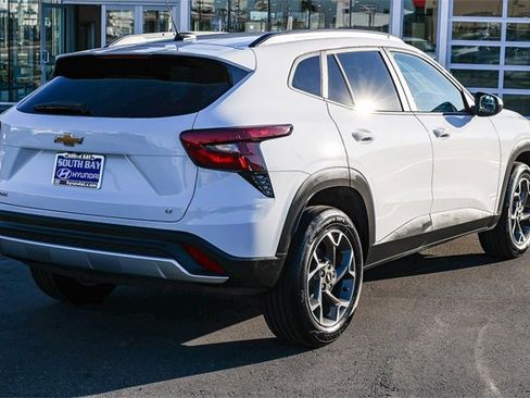 Used 2025 Chevrolet Trax LT w/ LT Convenience Package image 6