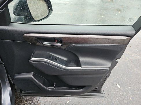 Used 2021 Toyota Highlander Limited image 15