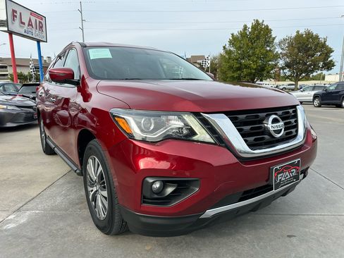 Used 2019 Nissan Pathfinder SV image 1