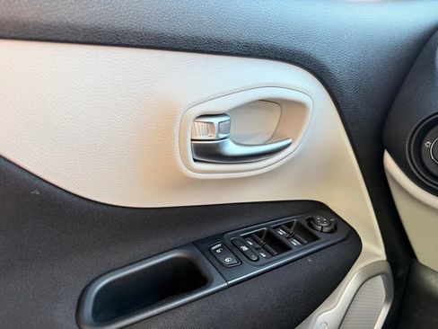 Used 2021 Jeep Renegade Latitude FWD image 11