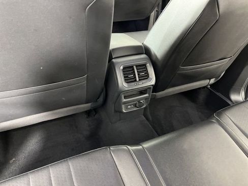 Used 2022 Volkswagen Tiguan SE image 42