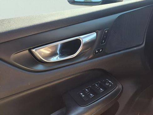 Used 2021 Volvo S60 T5 Momentum image 11
