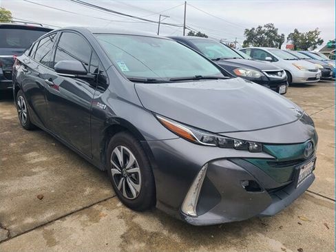 Used 2017 Toyota Prius Prime Premium image 2