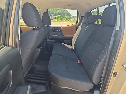 Used 2018 Toyota Tacoma SR5 AWD/4WD image 18