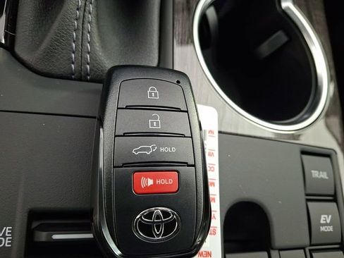 New 2026 Toyota Highlander Limited image 16