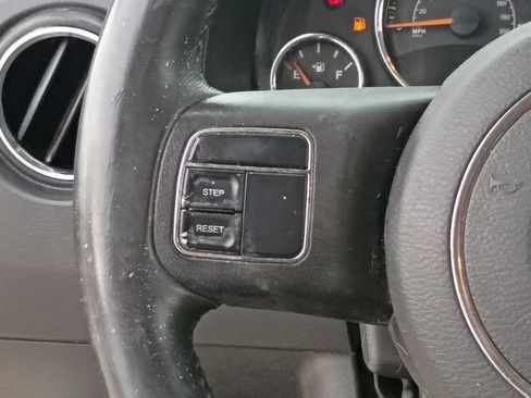 Used 2014 Jeep Compass Latitude FWD image 23