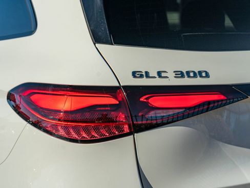 Used 2025 Mercedes-Benz GLC 300 4MATIC image 8