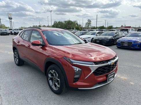 Used 2024 Chevrolet Trax LT w/ Driver Confidence Package FWD image 2