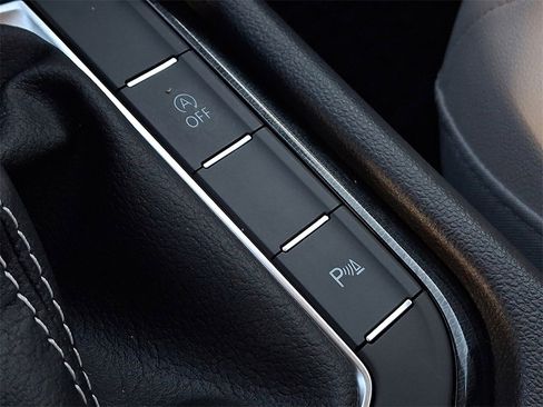 Certified 2025 Volkswagen Taos SE w/ Panoramic Sunroof Package image 27