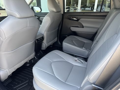 Used 2024 Toyota Highlander XLE FWD image 12