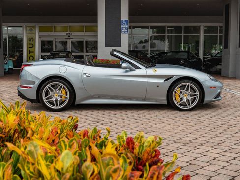 Used 2016 Ferrari California T RWD image 51