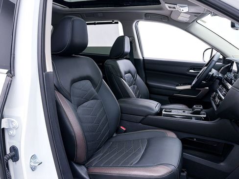 Used 2024 Nissan Pathfinder Platinum w/ Cargo Package image 38