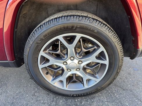 Used 2018 Jeep Grand Cherokee Limited image 9