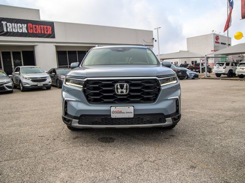 Used 2024 Honda Pilot Touring image 3