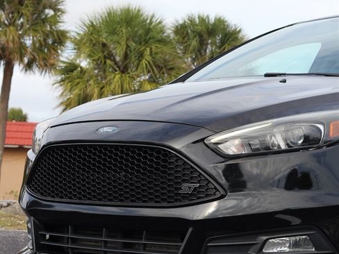 Used 2018 Ford Focus ST w/ Equipment Group 402A image 4