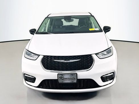 Used 2024 Chrysler Pacifica Touring-L image 2