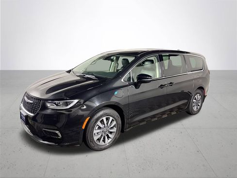 Used 2024 Chrysler Pacifica Select image 2