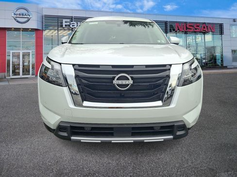 New 2025 Nissan Pathfinder SL image 2