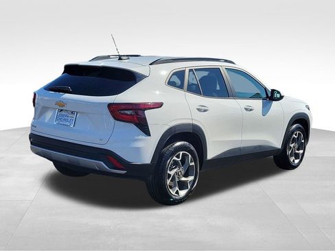 Certified 2025 Chevrolet Trax LT w/ LT Convenience Package FWD image 4