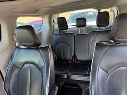 Used 2023 Chrysler Pacifica Limited image 9