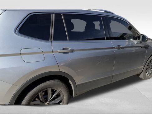 Used 2023 Volkswagen Tiguan SE w/ Panoramic Sunroof Package image 5
