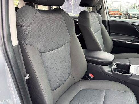 Used 2025 Toyota RAV4 XLE AWD/4WD image 37