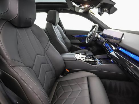 Certified 2025 BMW i5 xDrive40 w/ M Sport Package image 31