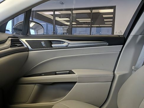 Used 2020 Ford Fusion SE image 16