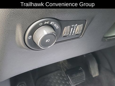 Used 2023 Jeep Compass Trailhawk w/ Trailhawk Convenience Group AWD/4WD image 9