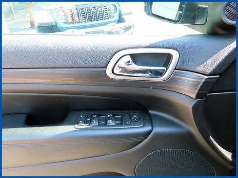 Used 2019 Jeep Grand Cherokee Laredo w/ Security & Convenience Group AWD/4WD image 11