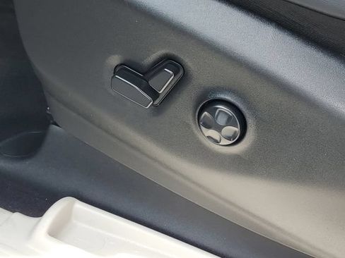 Used 2024 Chrysler Pacifica Touring-L FWD image 8