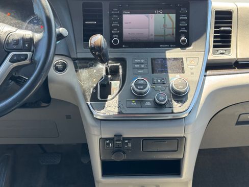 Used 2018 Toyota Sienna XLE w/ XLE Navigation Package FWD image 15