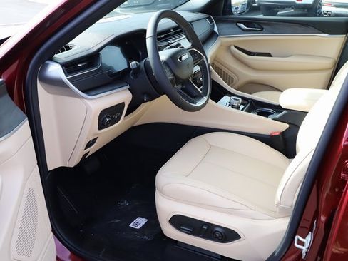 New 2025 Jeep Grand Cherokee Limited image 9